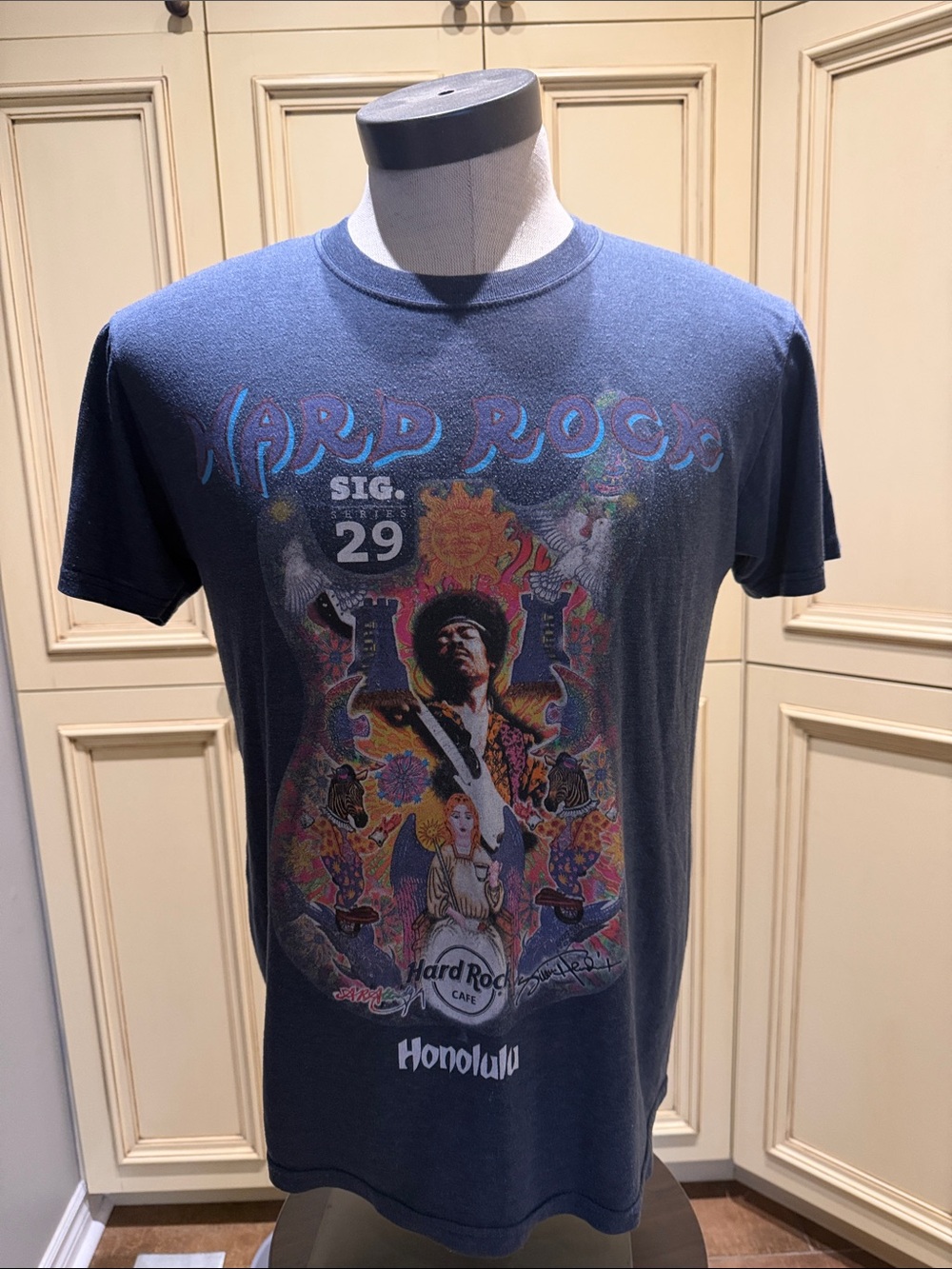 Hard Rock Cafe Navy and Multicolor Honolulu Graphic Tee